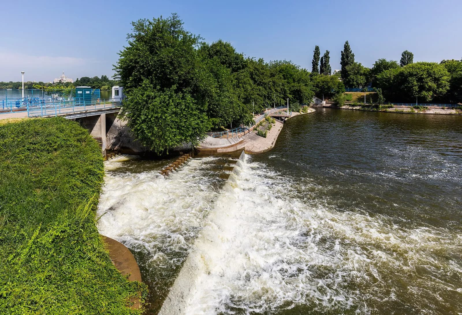 King Michael I Park (Herăstrău): 187 Hectares in North Bucharest